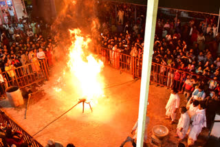 Fagotsav in Dwarkadhish temple, devotees reaching for Raal Darshan