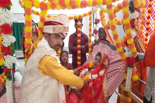 Marriage in Hospital room  Madhya pradesh Khandwa  Madhya pradesh  Couple ties knot in hospital  bride gets bedridden with fractures  വിവാഹത്തിന് മുമ്പ് വധുവിന് അപകടം  ആശുപത്രി മുറി കതിര്‍മണ്ഡപമാക്കി  നിശ്ചയിച്ചുറപ്പിച്ച തീയതി  ആശുപത്രി മുറി കതിര്‍മണ്ഡപമാക്കി ബന്ധുക്കള്‍  വാഹനാപകടത്തില്‍ കൈയ്‌ക്കും കാലിനും ഗുരുതര പരിക്ക്  ആശുപത്രിയില്‍ പ്രവേശിപ്പിച്ച വധു  ആശുപത്രിക്കിടക്കയില്‍ വച്ച് താലിചാര്‍ത്തി  വരന്‍  വധു  രാജേന്ദ്ര ചൗധരി  ശിവാനി  മഹാശിവരാത്രി  ആശുപത്രി