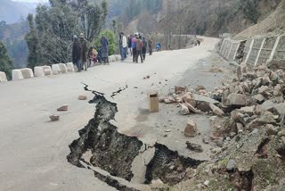 land-siking-in-jammu-and-kashmir-houses-damaged