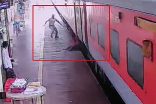 man fell between the train and the platform  accident in railway station  railway station  rpf jawan  train  ഓടിക്കൊണ്ടിരുന്ന ട്രെയിനിയൽ നിന്ന് ഇറങ്ങാൻ ശ്രമം  റെയിൽപാളത്തിനിടയിലേക്ക് വീണ് യുവാവ്  ട്രെയിനിൽ നിന്ന് വീണ യുവാവ്  ട്രെയിനിൽ നിന്ന് വീണു  യാത്രക്കാരൻ ട്രെയിനിൽ നിന്ന് വീണു  ബെർഹാംപൂർ  ഒഡീഷ ബെർഹാംപൂർ  ട്രെയിൻ  റെയിൽവേ സ്റ്റേഷനിൽ അപകടം  ട്രെയിൻ യാത്രക്കിടെ അപകടം