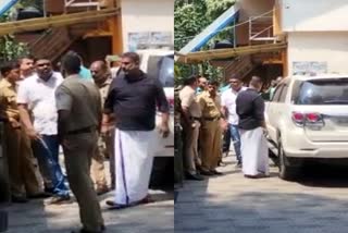 കത്തികാണിച്ച് ഭീഷണിപ്പെടുത്തിയ കേസ്‌  attempt to attack against ambulance drivers  Thiruvananthapuram  പ്രതികള്‍ കീഴടങ്ങി  മെഡിക്കൽ കോളജ് പൊലീസ്  Medical College Police