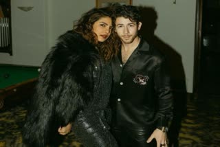 Priyanka Chopra Nick Jonas Pics: બ્લેક આઉટફિટમાં પ્રિયંકા અને નિકની લેટેસ્ટ પોસ્ટ કરી શેર, જુઓ અહિં તસવીર