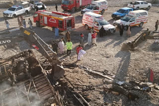 PAKISTAN ROAD ACCIDENT ON LAHORE ISLAMABAD MOTORWAY MANY KILLED AND INJURED