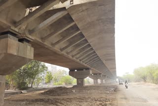 Elevated road is being built on banks of Yamuna