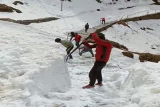 Snow removal work begins from Kedarnath