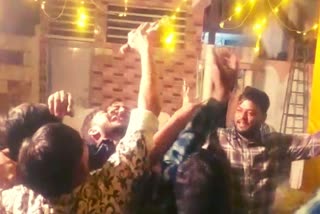 Rajkot News : લગ્નમાં દારૂ પીતા પીતા લગાવ્યા ઠુમકા, વીડિયો  વાયરલ થતાં પોલીસ કરી ધરપકડ