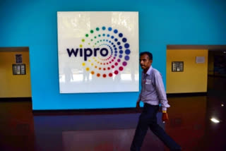 Wipro offering freshers lower pay  job market is hit by rising layoffs  Wipro has written to fresh recruits  email from the management of Wipro  ಆಫ್​ ರೇಟ್​ ಸ್ಯಾಲರಿಗೆ ಆಫರ್​ ಮಾಡಿದ ವಿಪ್ರೋ  ಆನ್‌ಬೋರ್ಡಿಂಗ್‌ಗಾಗಿ ಕಾಯುತ್ತಿದ್ದ ಅಭ್ಯರ್ಥಿಗಳಿಗೆ ಶಾಕ್​ ಅಭ್ಯರ್ಥಿಗಳಿಗೆ Wipro ಇಮೇಲ್  ಅಭ್ಯರ್ಥಿಗಳು ತಲೆಕೆಡಿಸಿಕೊಳ್ಳುವಂತಹ ಪರಿಸ್ಥಿತಿ ನಿರ್ಮಾಣ  ಆರ್ಥಿಕ ಹಿಂಜರಿತದ ಭಯ  ದೇಶದ ಐಟಿ ಕ್ಷೇತ್ರದ ದೈತ್ಯ ವಿಪ್ರೋ  ವಿಪ್ರೋ ಉದ್ಯೋಗಕ್ಕೆ ಅರ್ಜಿ ಸಲ್ಲಿಸುವ ತನ್ನ ಹೊಸ ಅಭ್ಯರ್ಥಿ  ಅಭ್ಯರ್ಥಿಗಳಿಗೆ ಕಡಿಮೆ ಸಂಬಳ  ವಿಪ್ರೋ ಕಂಪನಿಯು ತನ್ನ ಹೊಸ ಅಭ್ಯರ್ಥಿಗಳಿಗೆ ಇಮೇಲ್