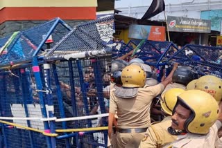 youth congress protest  kalamassery youth congress protest  youth congress protest march clashes  congress  pinarayi vijayan  Lathicharge and water cannon in protest  shafi paramabil  muhammed shiyas  price hike  latest news in ernakulam  latest news today  യൂത്ത് കോണ്‍ഗ്രസ്  യൂത്ത് കോണ്‍ഗ്രസ് പ്രതിഷേധ മാര്‍ച്ചില്‍ സംഘര്‍ഷം  കളമശ്ശേരി യൂത്ത് കോണ്‍ഗ്രസ് പ്രതിഷേധ മാര്‍ച്ച്  പൊലീസും ലാത്തിചാര്‍ജും ജലപീരങ്കിയും പ്രയോഗിച്ചു  കെഎസ്‌യു പ്രവർത്തകയെ പൊലീസുകാര്‍ മര്‍ദ്ദിച്ചു  കളമശ്ശേരി  ഷാഫി പറമ്പിൽ  മുഹമ്മദ് ഷിയാസ്  പിണറായി വിജയന്‍  സിപിഎം  എറണാകുളം ഏറ്റവും പുതിയ വാര്‍ത്ത  ഇന്നത്തെ പ്രധാന വാര്‍ത്ത