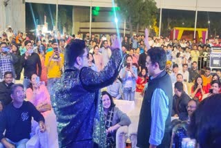 ताज महोत्सव में आगरा डीएम नवनीत सिंह चहल