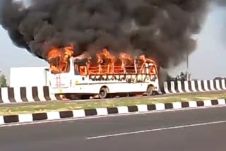 मिनी बस में लगी आग