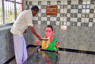 Tamil nadu Man daily worship wife idol: અનોખો પ્રેમ! સ્વર્ગસ્થ પત્નીની યાદમાં સ્થાપિત કરી પ્રતિમા અને દરરોજ બે વાર કરે છે પૂજા