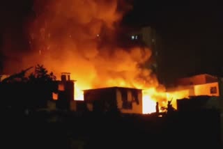 Etv BharaMassive fire breaks out in slums in Maharashtra's Dharavit