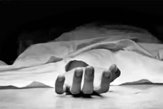 Suicide attempt  Three people from the same family died  Husband condition is serious  Chikkaballapur family suicide attempt  ಒಂದೇ ಕುಟುಂಬದ ಮೂವರು ಸಾವು  ಪತಿ ಸ್ಥಿತಿ ಗಂಭೀರ  ಚಿಕ್ಕಬಳ್ಳಾಪುರ ಜಿಲ್ಲೆಯಲ್ಲಿ ದುರಂತ  ದಂಪತಿ ತಮ್ಮಿಬ್ಬರ ಮಕ್ಕಳೊಂದಿಗೆ ಆತ್ಮಹತ್ಯೆಗೆ ಯತ್ನ  ಒಂದೇ ಕುಟುಂಬದ ನಾಲ್ವರು ಆತ್ಮಹತ್ಯೆಗೆ ಯತ್ನ  ಸ್ಥಳೀಯ ಆಸ್ಪತ್ರೆಯಲ್ಲಿ ಚಿಕಿತ್ಸೆ