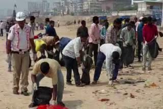 Variety punishment for drunkards in Visakhapatnam  Variety punishment for drunkards  Court orders to clean beach surrounding  clean beach surrounding as punishment  drink and drive custodians  Andhra Pradesh Visakhapatnam  സാമൂഹ നന്മ  മദ്യപിച്ച് വാഹനമോടിച്ചതിന്  ബീച്ച് ശുചീകരിക്കാന്‍ ഉത്തരവിട്ട് കോടതി  ആന്ധ്രാപ്രദേശിലെ വിശാഖപട്ടണത്ത്  മദ്യപിച്ച് വാഹനമോടിച്ചതിന് പൊലീസ് പിടികൂടി  ട്രാഫിക് പൊലീസ്  പൊലീസ്  മദ്യപാനം  കോടതി