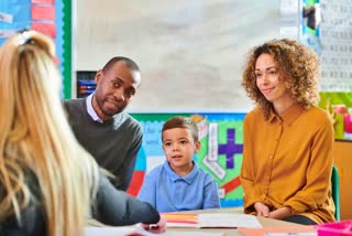 Do not talk bad about your children in front of the teacher, because of these 4 mistakes, there can be a sour relationship