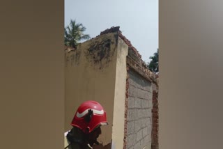 demolition work of the house  odisha resident died  odisha resident death in kerala  house collpased odisha resident died  latest news in kozhikode  latest news today  കോൺക്രീറ്റ് സ്ലാബ് തകർന്നു  ഇതര സംസ്ഥാന തൊഴിലാളിക്ക് ദാരുണാന്ത്യം  സ്ലാബ് തകർന്ന് വീണ് ഒഡീഷ സ്വദേശി മരിച്ചത്  ഒഡീഷ സ്വദേശി ഖാരിയ  കോഴിക്കോട്  വീട് പൊളിക്കുന്നതിനിടെ അതിഥി തൊഴിലാളി മരിച്ചു  കോഴിക്കോട് ഏറ്റവും പുതിയ വാര്‍ത്ത  ഇന്നത്തെ പ്രധാന വാര്‍ത്ത