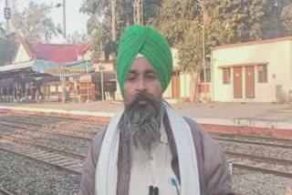 In Gurdaspur farmers took up dharna from the railway track
