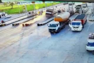 satna toll plaza accident