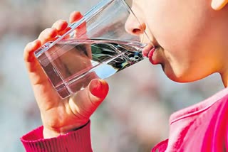 Drinking enough water  there will be problems  Water is essential for metabolism  ಸಾಕಷ್ಟು ನೀರು ಕುಡಿಯುರಿ  ಇಲ್ಲದಿದ್ದರೆ ಸಮಸ್ಯೆಗಳು ಎದುರಾಗುತ್ತವೆ  ನೀರು ಎಷ್ಟು ಮುಖ್ಯ ಎಂಬುದು ಎಲ್ಲರಿಗೂ ತಿಳಿದಿದೆ  ನೀರು ಕುಡಿಯುವುದರಿಂದ ದೇಹ ಉಂಟಾಗುವ ಲಾಭ  ನೀರು ಕುಡಿಯಲು ಇಲ್ಲಿ ಕೆಲವೊಂದು ಉಪಾಯ  ಆಕರ್ಷಿತಕ್ಕೆ ಹೆಚ್ಚು ಒಲವು  ಹಸಿವಾದಾಗ ನೀರು ಸೇವನೆ  ನೀರಿನೊಂದಿಗೆ ಆಟ  ಜೀರ್ಣ ಕ್ರಿಯೆಗೆ ನೀರು ಅತ್ಯಗತ್ಯ