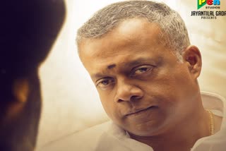 Gautham Vasudev Menon poster from Pathu Thala out  Gautham Vasudev Menon poster  Gautham Vasudev Menon poster  Gautham Vasudev Menon Pathu Thala poster  Pathu Thala poster released  Pathu Thala theatre release  Pathu Thala shooting ends  Simbu Gautham Vasudev Menon collaborations  Kannada film Mufi Tamil remake Pathu Thala  Gautham Vasudev Menon will play lead role  ഗൗതം വാസുദേവ് ​​മേനോന്‍റെ പിറന്നാള്‍ ദിനത്തില്‍  ഗൗതം വാസുദേവ് ​​മേനോന്‍റെ പിറന്നാള്‍  പത്തു തലയുടെ പുതിയ പോസ്‌റ്റര്‍ പുറത്ത  പത്തു തലയുടെ പുതിയ പോസ്‌റ്റര്‍  പത്തു തലയുടെ പിറന്നാള്‍ സമ്മാനം