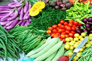 यूपी में सब्जियाें की कीमताें में उतार-चढ़ाव जारी है.