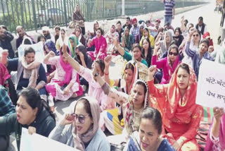 Professors teaching in government colleges protested in front of Chief Minister Bhagwant Mann's house