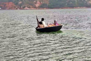 boat sinks off Andhra  killing six of people  boat sinks off Andhra killing six of people  Boat overturns in Ratnagiri pond  ಕೊಳದ ಮಧ್ಯೆ ಪಲ್ಟಿಯಾದ ಬೋಟ್​ ನಾಲ್ಕು ಜನ ನಾಪತ್ತೆ  ಇಬ್ಬರ ದೇಹ ಪತ್ತೆ  ಈಜಿ ದಡ ಸೇರಿದ ನಾಲ್ವರು  ಸಚಿವ ಕಾಕಣಿ ಗೋವರ್ಧನ್ ರೆಡ್ಡಿ  ತೊಡೇರು ಎಂಬಲ್ಲಿ ದುರಂತ  ಆರು ಜನ ನೀರುಪಾಲಾಗಿರುವುದು ಬೆಳಕಿಗೆ  ದೋಣಿಯಲ್ಲಿ ವಿಹಾರಕ್ಕೆ ಹೋದ ಗೆಳೆಯರ  ನಿಯಂತ್ರಣ ತಪ್ಪಿ ಬೋಟ್ ಪಲ್ಟಿ  ಅವಘಡದಲ್ಲಿ ಆರು ಯುವಕರು ನಾಪತ್ತೆ  ಹತ್ತು ಯುವಕರು ಭಾನುವಾರ ಸಂಜೆ ಮೋಜು  ಮೀನುಗಳಿಗೆ ಆಹಾರ ನೀಡುವುದಕ್ಕಾಗಿ ದೋಣಿಯಲ್ಲಿ ವಿಹಾರ  ದೇಹಗಳು ಇನ್ನು ಪತ್ತೆಯಾಗಿಲ್ಲ