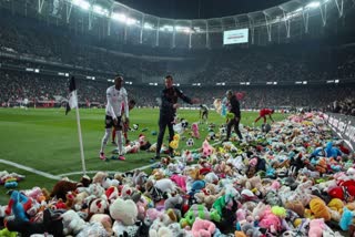 Besiktas Fans give Toys For Children  Besiktas  Turkey Earthquake  Besiktas Fans Throw Toys On Field  Turkish Super Lig  ടർക്കിഷ് സൂപ്പർ ലിഗ്  ബെസിക്‌റ്റാസ്  കുട്ടികള്‍ക്കായി പാവകള്‍ നല്‍കി ബെസിക്‌റ്റാസ്  തുർക്കി ഭൂകമ്പം