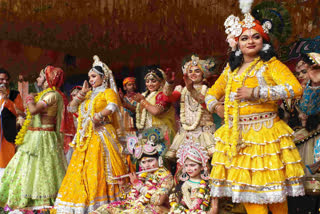 Laddu mar holi in Barasana