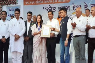 Surat News : સુરતમાં હર દિલ તિરંગા કાર્યક્રમ, હજારો લોકોએ એકસાથે વિશ્વ કીર્તિમાન સ્થાપિત કર્યો