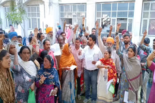 People raised slogans against the government over the free ration facility In bathinda