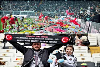 Fans shower football field with toys  Besiktas fans throw toys on pitch  Besiktas vs Fraport TAV Antalyaspor  Turkish Super League  Besiktas Fans Shower Thousands of Toys On Football Field  प्रशंसकों ने फुटबॉल के मैदान पर खिलौनों की बौछार कर दी  बेसिकटास बनाम फ्रापोर्ट टीएवी एंटाल्यास्पोर