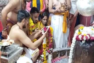 axar patel  mahakaleshwar temple  axar patel visists mahakaleshwar temple  Meha Patel  Bhasma Aart  KL Rahul and Athiya Shetty  latest national news  latest news in madyapradesh  പ്രശസ്‌ത മഹാകലേശ്വര്‍ ക്ഷേത്രം  അക്ഷര്‍ പട്ടേലും ഭാര്യ മേഹ പട്ടേലും  മഹാകലേശ്വര്‍ ക്ഷേത്രം  പ്രശസ്‌ത ക്ഷേത്രത്തിലെ ചടങ്ങുകളില്‍  ഇന്ത്യന്‍ ക്രിക്കറ്റര്‍ അക്ഷര്‍ പട്ടേല്‍  ബാബ മഹാകല്‍  അക്ഷര്‍ പട്ടേലിന്‍റെ ഭാര്യ മേഹ  മധ്യപ്രദേശ് ഏറ്റവും പുതിയ വാര്‍ത്ത  ഏറ്റവും പുതിയ ദേശീയ വാര്‍ത്ത