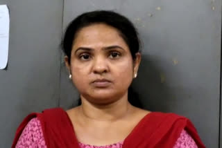 LSD stamp drug selling  drug selling under the guise of beauty parlour  woman arrested for drug selling  ബ്യൂട്ടിപാർലറിന്‍റെ മറവിൽ മയക്കുമരുന്ന് വിൽപന  തൃശൂരിൽ എൽഎസ്‌ഡി സ്റ്റാമ്പുകളുമായി യുവതി അറസ്റ്റിൽ  എൽഎസ്‌ഡി സ്റ്റാമ്പുകള്‍  തൃശൂർ ചാലക്കുടി മയക്കുമരുന്ന് വിൽപന  Thrissur Chalakudy Drug Sales