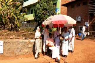 Clt  Ward member protests  water supply pipe in Kozhikode  ജലവിതരണ പൈപ്പ് പൊട്ടി  ഒറ്റയാള്‍ സമരവുമായി വാര്‍ഡ് മെമ്പര്‍  കുടിനീരിനായി നെട്ടോട്ടമോടി കൊടിയത്തൂര്‍  വാര്‍ഡ് മെമ്പറുടെ കുത്തിയിരുപ്പ് സമരം  കോഴിക്കോട് വാര്‍ത്തകള്‍  കോഴിക്കോട് ജില്ല വാര്‍ത്തകള്‍  കോഴിക്കോട് പുതിയ വാര്‍ത്തകള്‍  kerala news updates  latest news in kerala