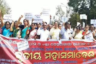 662 private college faculty protest in Bhubaneswar