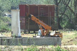 Illegal construction of amusement park in Munnar  Illegal construction in Munnar  defying revenue department order  മൂന്നാറിൽ അനധികൃത നിർമാണം  അമ്യൂസ്‌മെന്‍റ് പാര്‍ക്ക് നിർമാണം  നിർമാണം റവന്യു വകുപ്പ് ഉത്തരവ് മറികടന്ന്  സിപിഎം ഭരിക്കുന്ന മൂന്നാർ സർവീസ് സഹകരണ ബാങ്ക്  ഹൈഡല്‍ പാര്‍ക്കില്‍ അമ്യൂസ്‌മെന്‍റ് പാര്‍ക്ക്  പഴയ മൂന്നാർ  Amusement Park at Hydel Park in pazhaya munnar  Munnar Illegal construction  Munnar Service Cooperative Bank  അമ്യൂസ്‌മെന്‍റ് പാര്‍ക്കിന്‍റെ നിർമണ പ്രവർത്തനങ്ങൾ