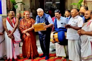 Vice President Jagdeep Dhankar  Vice president playing the harmonium  Vice President Jagdeep Dhankar visits Bengaluru  ಉಪ ರಾಷ್ಟ್ರಪತಿ ಜಗದೀಪ್ ಧನಕರ್  ಹಾರ್ಮೋನಿಯಂ ನುಡಿಸಿ ಗಮನ ಸೆಳೆದ ಉಪ ರಾಷ್ಟ್ರಪತಿ  ಬೆಂಗಳೂರಿಗೆ ಆಗಮಿಸಿರುವ ಉಪರಾಷ್ಟ್ರಪತಿ ಜಗದೀಪ್ ಧನಕರ್  ಧನಕರ್ ಅವರು ಇಂದು ದೇವಸ್ಥಾನಕ್ಕೆ ತೆರಳಿ ವಿಶೇಷ ಪೂಜೆ  ಬುಲ್ ಟೆಂಪಲ್ ರಸ್ತೆಯಲ್ಲಿರುವ ದೊಡ್ಡ ಗಣೇಶ ದೇವಸ್ಥಾನ  ಡೋಲು ಬಾರಿಸಿದ ಜಗದೀಪ್ ಧನಕರ್