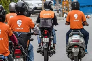 Swiggy delivery boy being harassed in Delhi