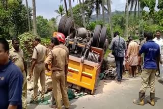 pta accident  Lorry accident in Pathanamthitta  നിയന്ത്രണം വിട്ട ടിപ്പര്‍ ലോറി മറിഞ്ഞു  സ്‌കൂട്ടര്‍ യാത്രികന്‍ മരിച്ചു  നിയന്ത്രണം വിട്ട ലോറി  പത്തനംതിട്ട വാര്‍ത്തകള്‍  kerala news updates  latest news in kerala  accident news updates