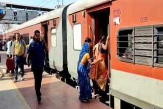 RPF making aware passengers traveling during Holi from Koderma railway station