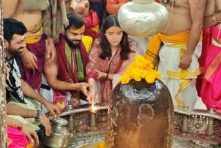 Actor Anushka Sharma and Cricketer Virat Kohli  Virat Kohli visit Mahakaleshwar temple in Ujjain  Anushka Sharma visit Mahakaleshwar temple  Cricketer Virat Kohli news  Actor Anushka Sharma news  ವಿರಾಟ್​ ಕೊರಳಲ್ಲಿ ರುದ್ರಾಕ್ಷಿ ಸರ  ಭಸ್ಮ ಆರತಿಯಲ್ಲಿ ವಿರುಷ್ಕಾ ಭಾಗಿ  ಮಹಾಕಾಳೇಶ್ವರನ ದರ್ಶನ ಪಡೆದ ದಂಪತಿ  ಮಧ್ಯಪ್ರದೇಶ ಉಜ್ಜೈನಿಗೆ ಭೇಟಿ ನೀಡಿದ ವಿರುಷ್ಕಾ  ಭಸ್ಮ ಆರತಿಯಲ್ಲಿ ಭಾಗಿಯಾಗಿ ದರ್ಶನ ಪಡೆದ ದಂಪತಿ  ಸಾಮಾಜಿಕ ಜಾಲತಾಣದಲ್ಲಿ ವಿಡಿಯೋ ವೈರಲ್  ಟೀಂ ಇಂಡಿಯಾದ ಸ್ಟಾರ್ ಕ್ರಿಕೆಟಿಗ ವಿರಾಟ್ ಕೊಹ್ಲಿ  ವಿರಾಟ್ ಕೊಹ್ಲಿ ತಮ್ಮ ಪತ್ನಿ ಅನುಷ್ಕಾ ಶರ್ಮಾ  ವಿರಾಟ್ ಕೊಹ್ಲಿ ಫಾರ್ಮ್  ಮೂರನೇ ಟೆಸ್ಟ್ ಪಂದ್ಯದಲ್ಲೂ ಟೀಂ ಇಂಡಿಯಾ ಸೋಲು  ಸ್ಟಾರ್ ಕ್ರಿಕೆಟಿಗ ವಿರಾಟ್ ಕೊಹ್ಲಿ