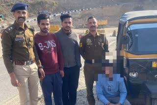 सोलन में ऑटो चालक से पुलिस ने पकड़ी अवैध शराब