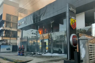 Hyson motors Kuttanellur showroom fire  Hyson motors Kuttanellur showroom  Hyson motors Kuttanellur  Hyson motors  Hyson motors Kuttanellur Thrissur  വാഹന ഷോറൂമില്‍ തീപിടിത്തം  കുട്ടനെല്ലൂരിലെ ഹൈസണ്‍ മോട്ടോഴ്‌സ് ഷോറൂം  ഹൈസണ്‍ മോട്ടോഴ്‌സിന്‍റെ ഷോറൂമില്‍ തീപിടിത്തം  വാഹന ഷോറൂമില്‍ വന്‍ തീപിടിത്തം  ഫയര്‍ഫോഴ്‌സ്  ഫയര്‍ഫോഴ്‌സ് സംഘങ്ങള്‍  തീപിടിത്തം  ഇരിങ്ങാലക്കുട  അഗ്നിശമന സേന