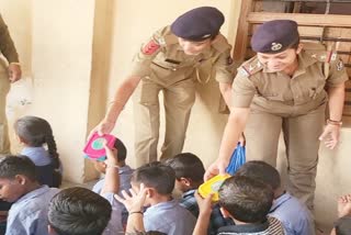 Surat Police: પોલીસે બાળકો પર વરસાવ્યો પ્રેમ, ચાઈલ્ડ હેલ્પલાઈન નંબર લખેલા લંચબોક્સનું કર્યું વિતરણ