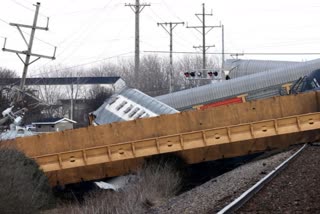 cargo train derail in Ohio
