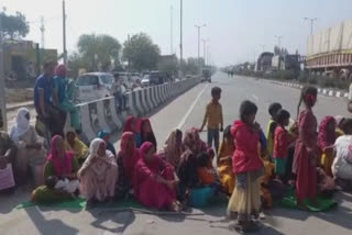In protest against the cutting of ration cards in Bathinda, people staged a jam