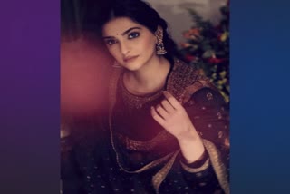 Sonam Kapoor Pics : નાની બિંદી અને દુપટ્ટો સંભાળતી ન્યૂ મોમ સોનમ કપૂરનો નેચરલ બ્યુટી લુક