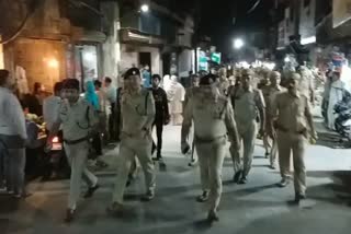 मथुरा फुट पेट्रेोलिंग करती पुलिस टीम