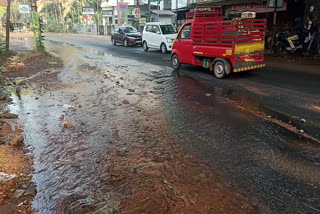 pipe burst and there was water on the road  pipe burst and water on the road  pipe burst and water on the road at Kozhikode  പൈപ്പ് പൊട്ടി റോഡില്‍ വെള്ളക്കെട്ട്  റോഡില്‍ ഗര്‍ത്തം രൂപപ്പെട്ട് ഗതാഗത തടസം നേരിട്ടു  ജലവിതരണ പൈപ്പ് പൊട്ടി  കോഴിക്കോട്  കുറ്റിക്കാട്ടൂരിന് സമീപം ആനക്കുഴിക്കര